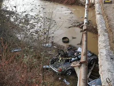 Un Audi a sărit de pe DJ 109F în albia râului Lăpuş, patru persoane în stare gravă. / Foto: ziarmm.ro