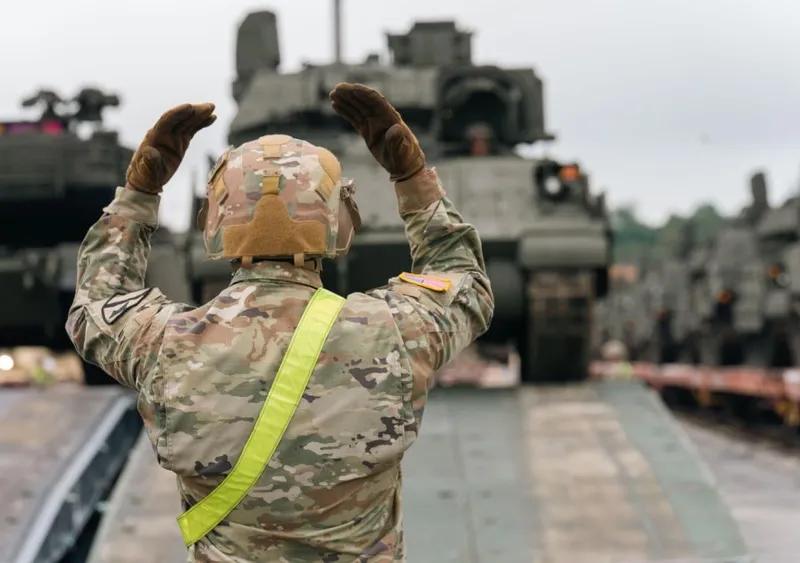 Un soldat din Armata SUA ghidează un vehicul de luptă M2 Bradley - Foto: Profimedia Images (imagine cu caracter ilustrativ)
