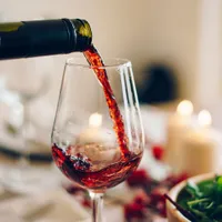 Un pahar de vin pe zi chiar ține doctorul la distanță (imagine cu rol ilustrativ)-Foto: wine&food