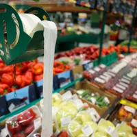 Un mare supermarket limitează cumpărăturile la roșii, castraveți și ardei. Câte 3 bucăți de client - FOTO: Profimedia Images