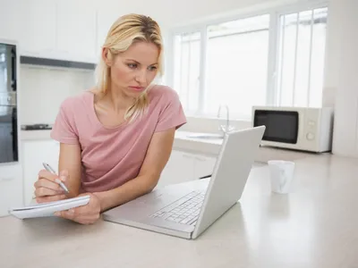 Femeie care face calcule - Foto: Freepik (Imagine cu rol ilustrativ)