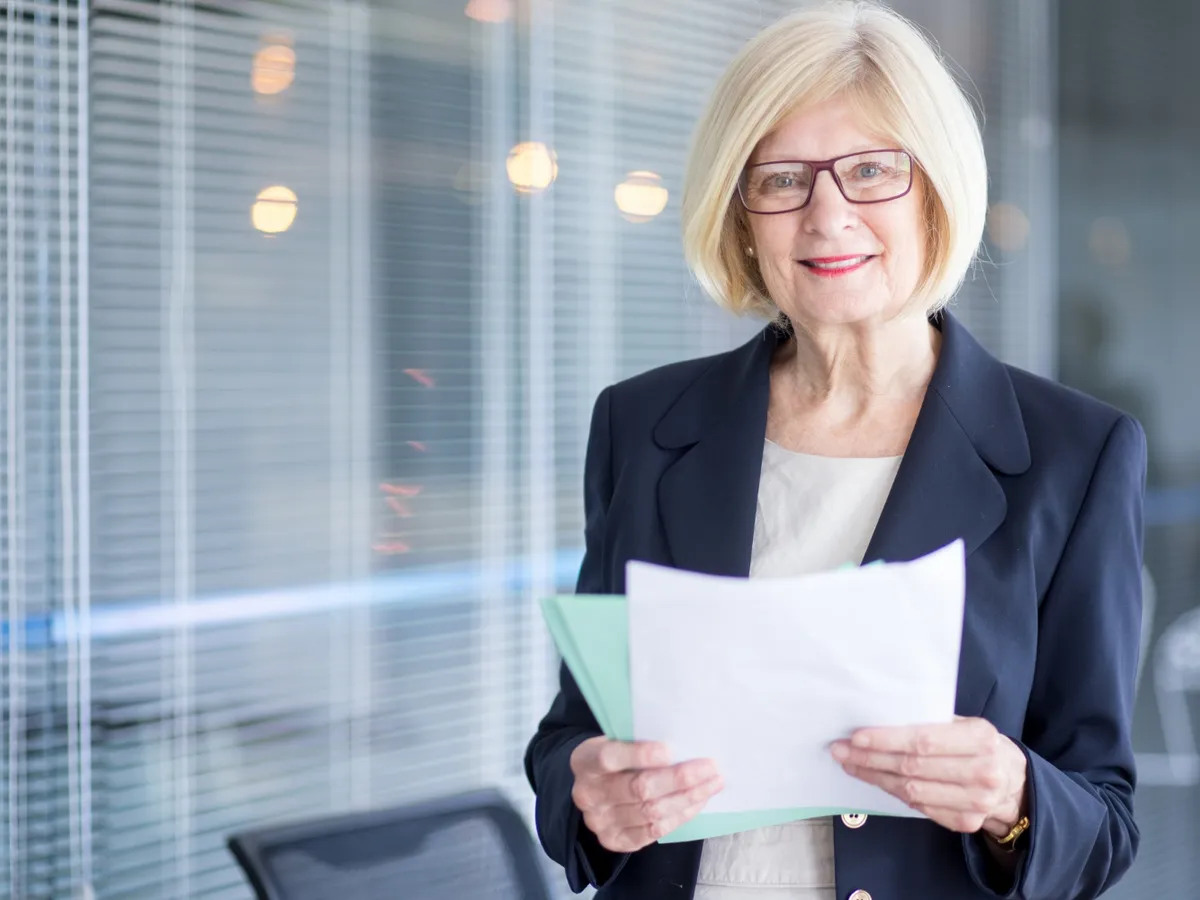 Pensionară cu documente Foto: Freepik (rol ilustrativ)