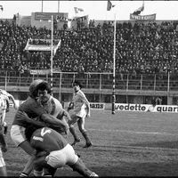 Doi jucători francezi încearcă să-l oprească pe regretatul Florică Murariu în partida câștigată de România cu 15-0 Foto: Fanatik