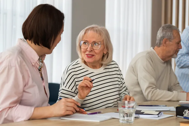 pensionară cu funcționar foto: freepik (rol ilsutrativ)