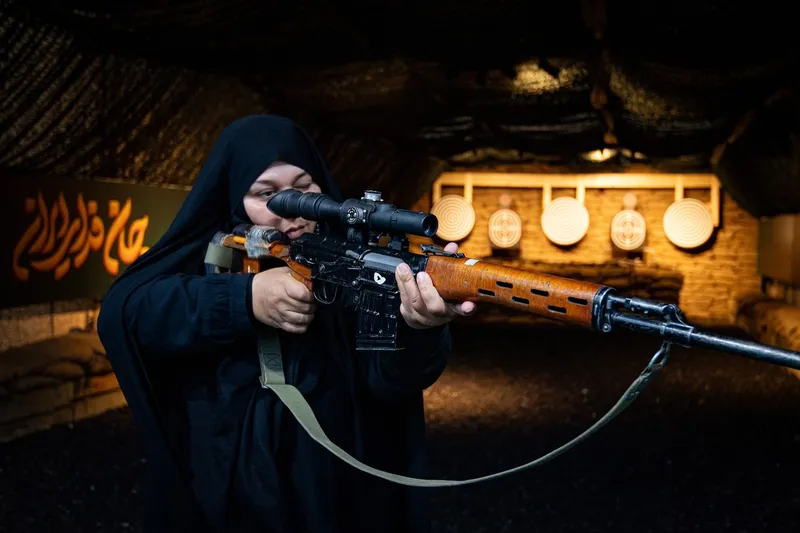Femei iraniene participă la instruire &icirc;n m&acirc;nuirea armelor, curs organizat de IRGC - Foto: Profimedia Images