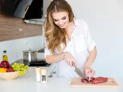 Povestea femeii de 28 de ani care mănâncă 2 kilograme de carne crudă zilnic. Ce s-a întâmplat cu corpul ei? - Foto: Freepik (Imagine cu rol ilustrativ)