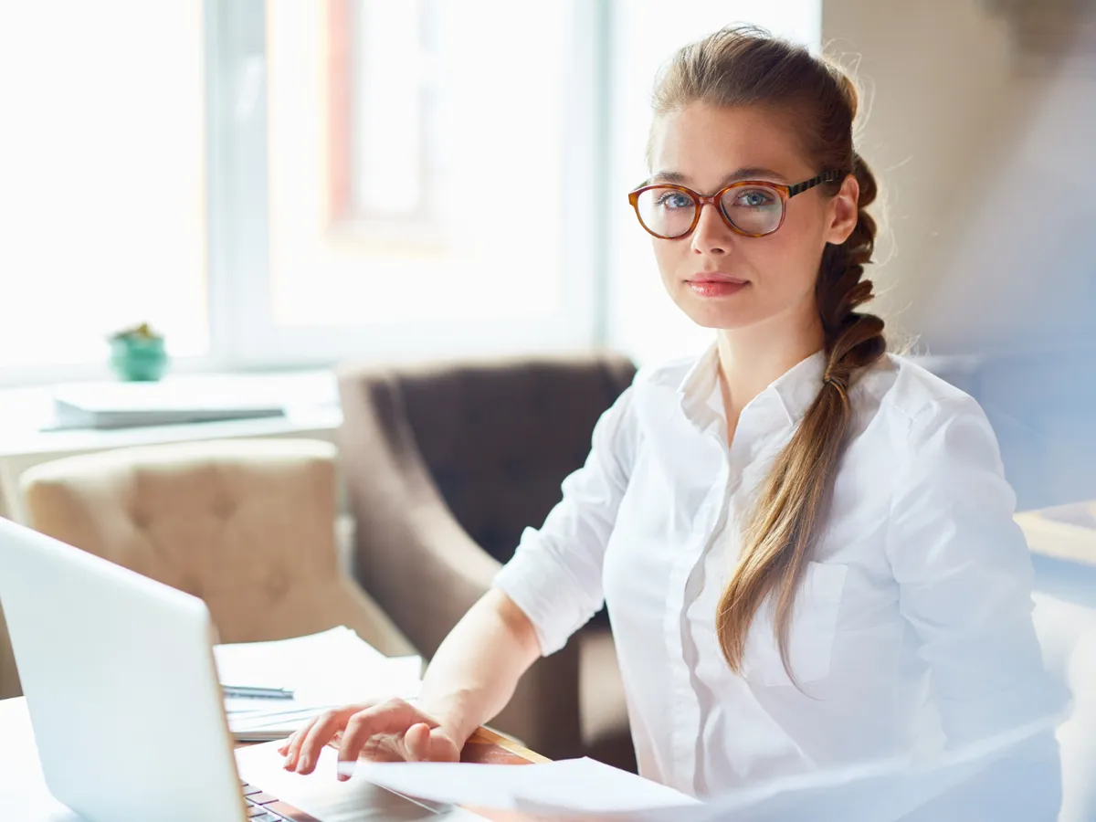 Tânără la birou - Foto: Freepik