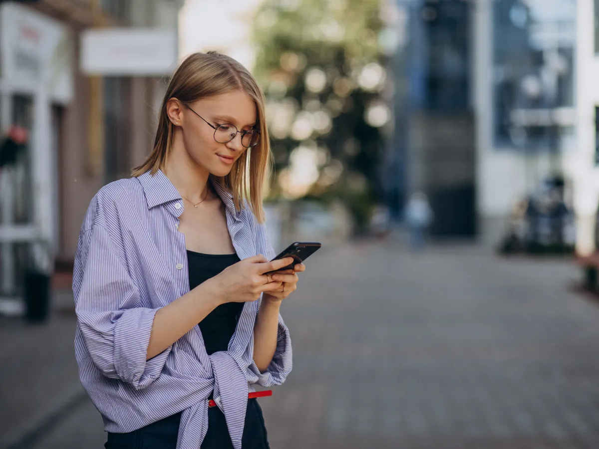Femeie care face o comandă de pe telefon - Foto: Freepik (rol ilustrativ)