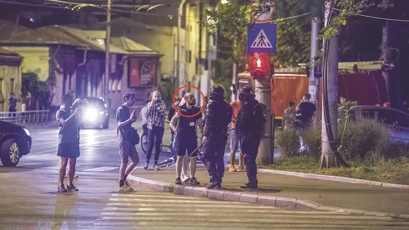 Fotoreporterul Cătălin Georgescu se ceartă cu jandarmii după ce i-a surprins lovind trei turiști israelieni. FOTO: IULIAN ALEXANDRU POPA