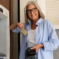 Pensionară așteaptă să vină pensia pe card - Foto: Freepik