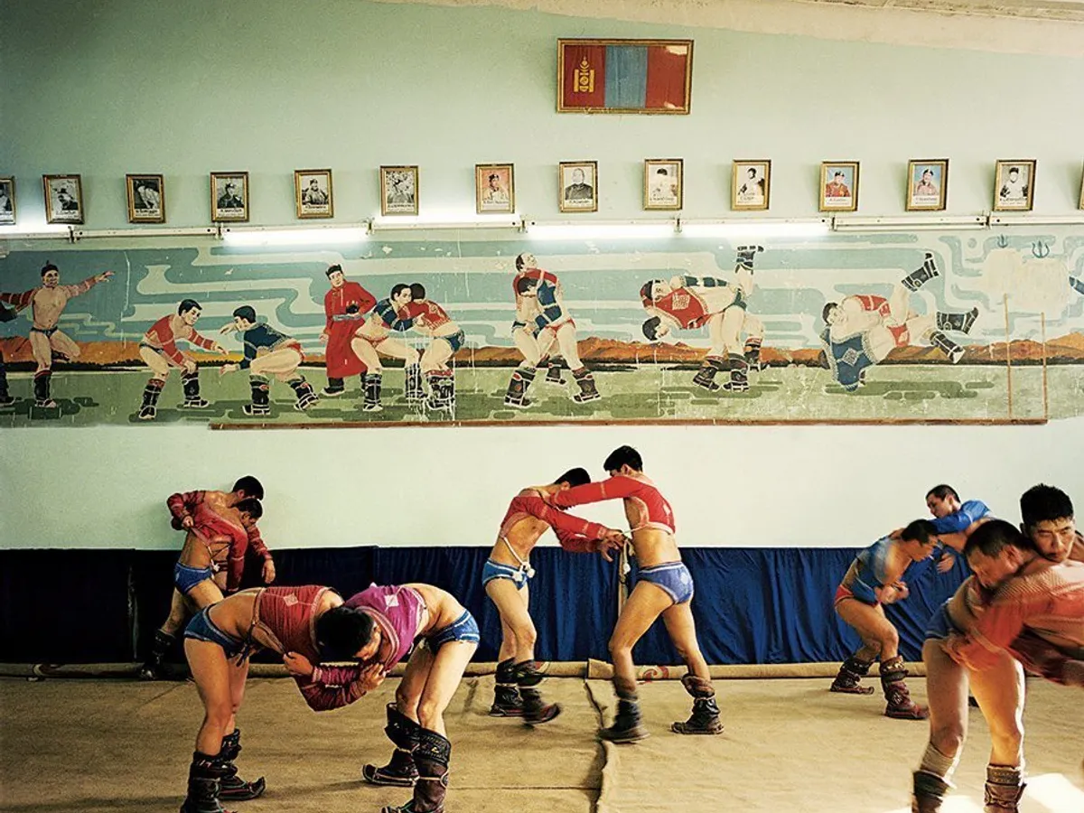 Un club sportiv din Ulan Bator; luptătorii se antrenează pentru Festivalul Naadam, când au loc întreceri la sporturile tradiţionale