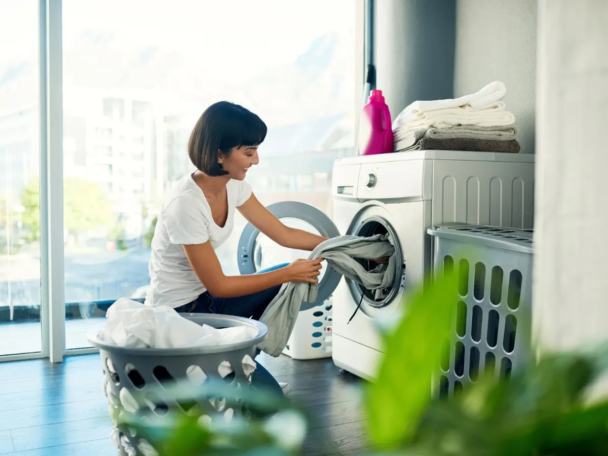 Ce să pui în mașina de spălat ca să menții culoarea rufelor? Costă 5 lei o pungă care îți ajunge un an