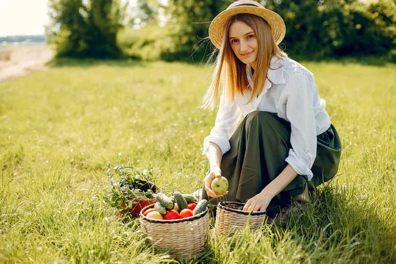 Femeie &icirc;n grădină - Foto: Freepik