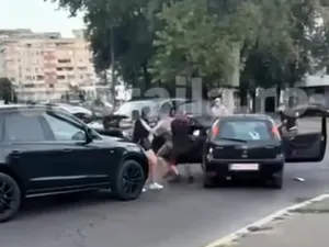 „Război” în trafic, cu săbii, topoare și bâte, în mijlocul Brăilei. Ce s-a întâmplat? - Foto: captură video