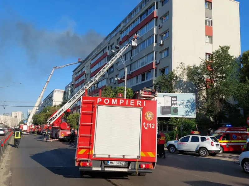 Incendiu într-un bloc de pe Bd. Iancu de Hunedoara din București. / Foto: ISU București