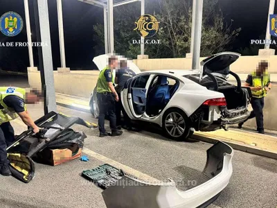 Peste un kilogram de cocaină, găsită ascunsă într-o maşină la Arad - FOTO: Poliția de Frontieră