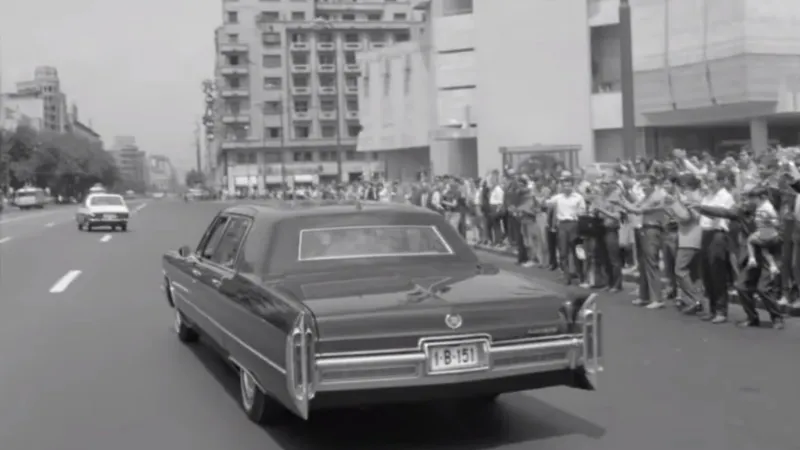 În București există doar 5 parcări subterane. Care a fost deschisă de Ceaușescu cu un Cadillac - Foto: captură video cineclic.ro