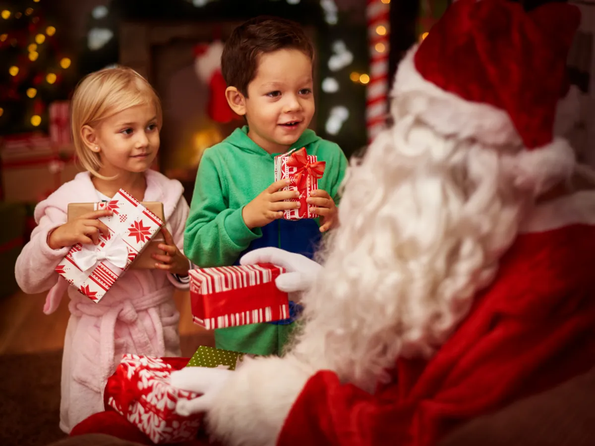 Copii primesc cadouri - Foto: freepik (rol ilustrativ)