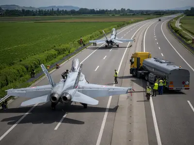 VIDEO De ce avioane F-18 de 110.000.000$ au aterizat pe o autostradă din UE? Avem și în România - Foto: Profimediaimages.ro