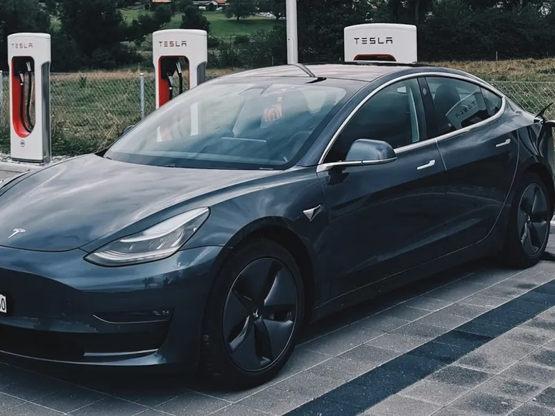 Un român a fost anunțat că a câștigat o mașină Tesla. Ce a făcut în continuare Foto: Unsplash.com - rol ilustrativ