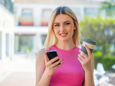 Femeie la telefon - Foto: Freepik