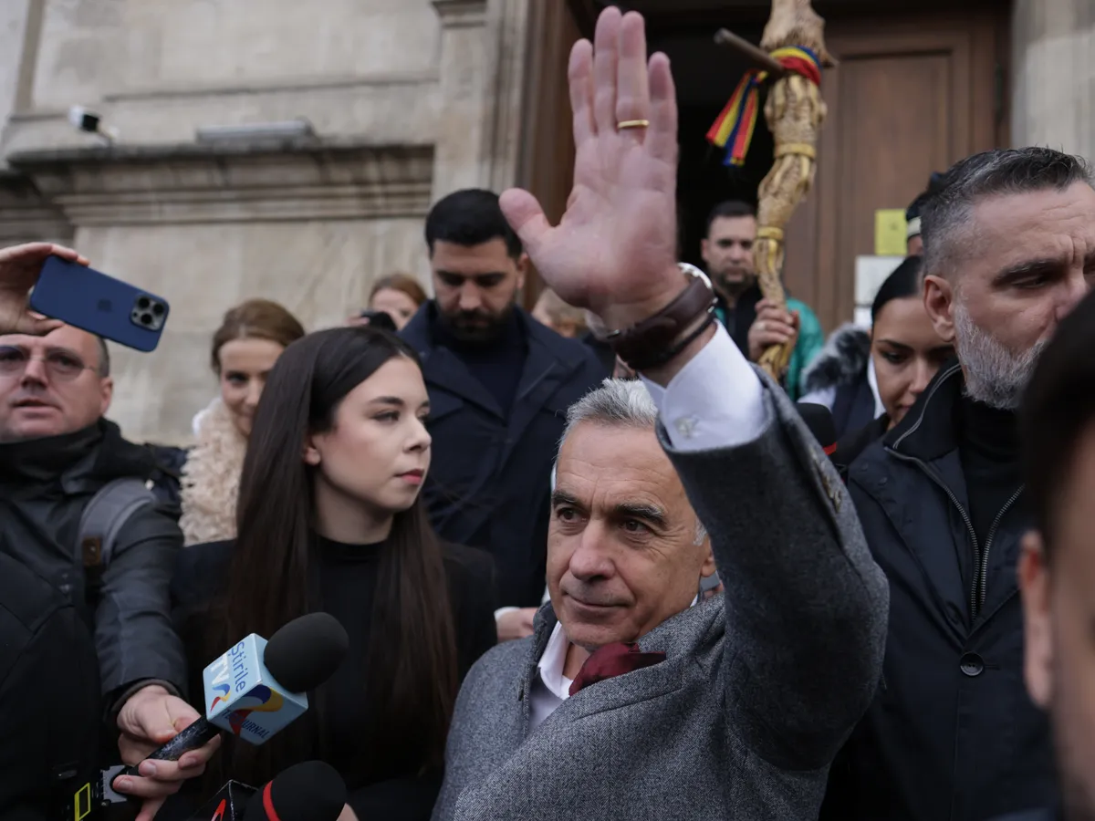 Călin Georgescu, acoperit de zbierăiturile susținătorilor săi radicalizați: „Suntem discreți și cu demnitate”