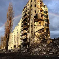 Rușii un bombardat un bloc de locuințe din Borodianka. 41 de victime au fost găsite sub dărămături/FOTO: Twitter/Pravda
