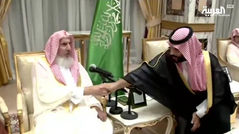 Marele muftiu Abdul Aziz bin Abdullah Al-Sheikh și prințul moștenitor Mohammed bin Salman Foto: Al Arabiya