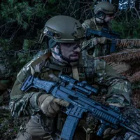 Ucraina începe asamblarea puștii de asalt moderne Colt CZ Bren 2. Militarii romani rămân la AKM - FOTO: czub.cz