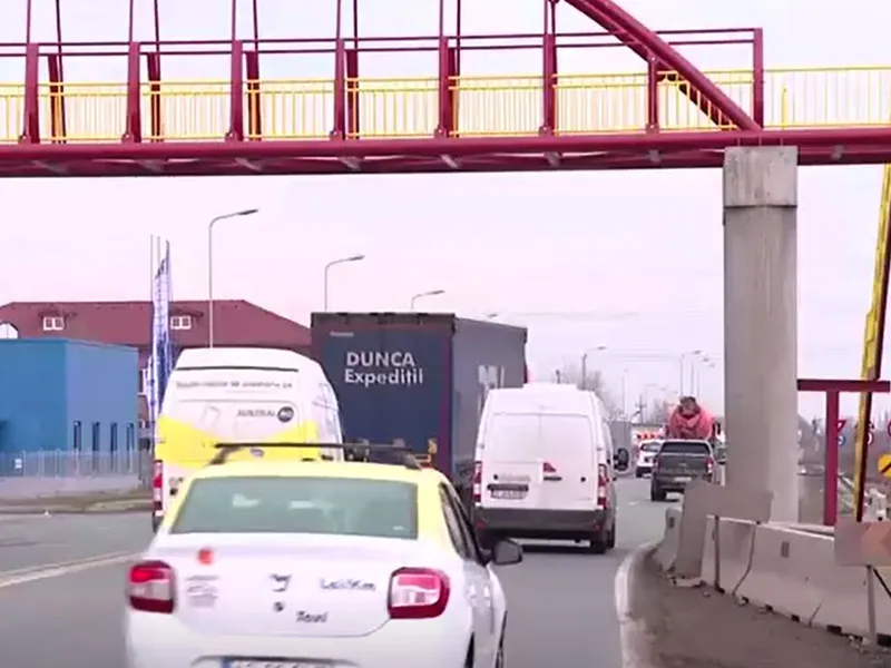 VIDEO Pasarelă pietonală fără trepte, amplasată cu un pilon în mijlocul benzii de circulaţie - Foto: Digi24