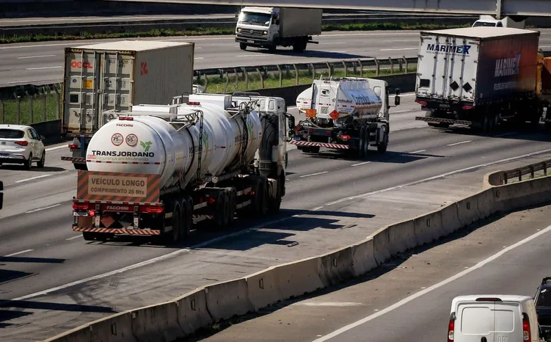Prooblema gazelor naturale e globală. Două cisterne cu gaz lichefiat, pe o autostradă, l&acirc;ngă Sao Paulo - Foto: Profimedia Images