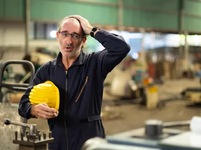 Muncitpr aproape de pensie - Foto: Freepik