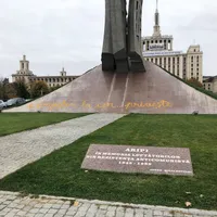 „Aripi” a fost vandalizat cu vopsea. Foto Andrei Muraru