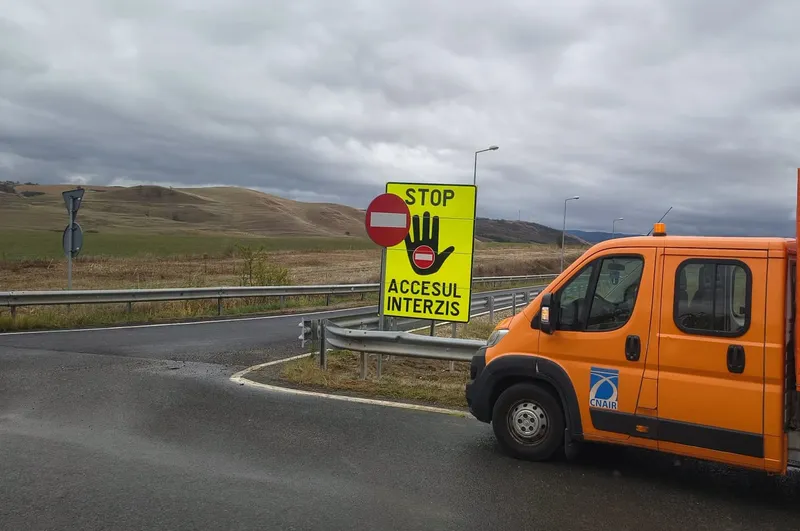 Drumarii montează noi indicatoare explicative suplimentare pentru șoferi pe autostrăziFoto: Facebook / DRDP Timişoara