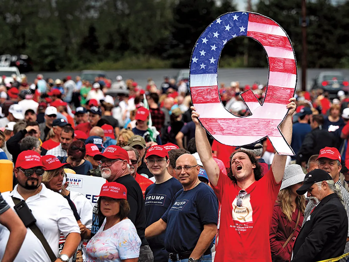 Susținătorii lui Trump și un adept QAnon la un miting de la Wilkes-Barre, Pennsylvania