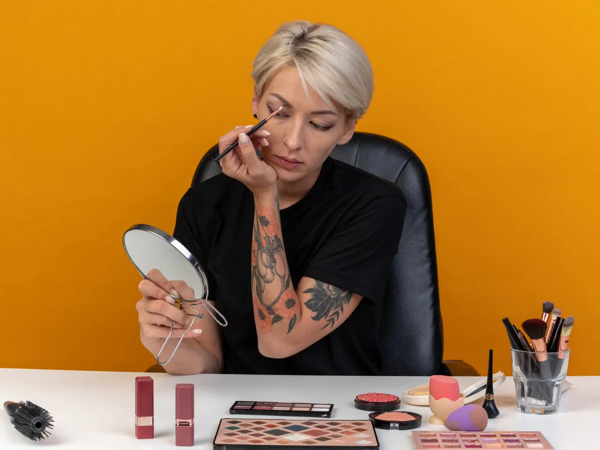 Femeie care se machiază - Foto: Freepik (Imagine cu rol ilustrativ)