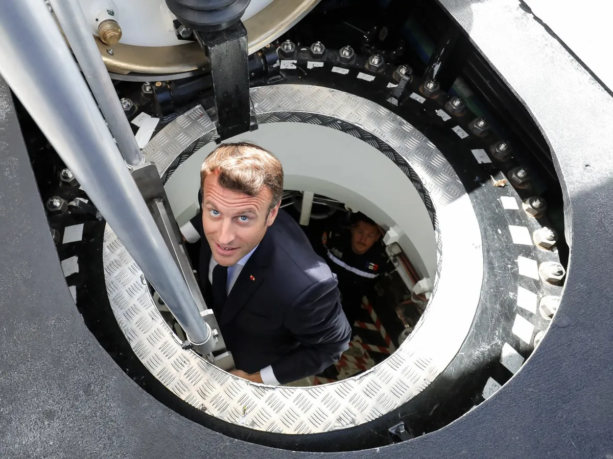 Președintele francez Emmanuel Macron în noul submarin nuclear francez „Suffren” - Foto: Profimedia  Images
