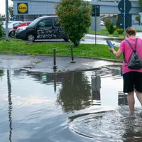 Urm[rile precedentei furtuni din Bucureşti, de pe 9 iunie, pe Splaiul Unirii - Foto: INQUAM PHOTOS/Pană Tudor