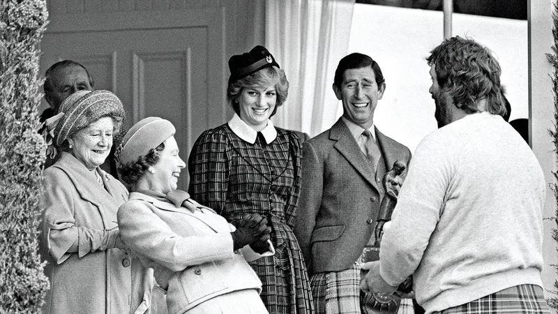 ÎNSUFLEȚIRE Împărtășind un hohot de râs la Braemar Highland Games, în 1982. De la stânga la dreapta: Regina Mamă, Regina, Prințesa Diana, Prințul Charles și Geoff Capes.