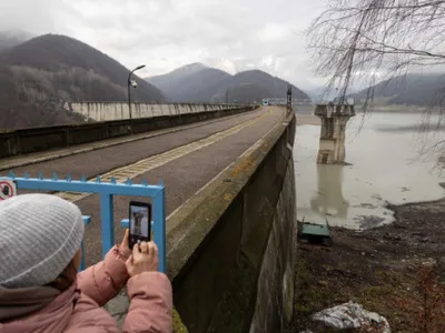 Apele Române a reacționat la imaginile apărute cu barajul Paltinu: „Nu există nicio avarie, este un comportament normal de iarnă”