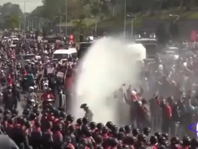 Poliția din Myanmar a folosit tunuri de apă în încercarea de a-i dispersa pe protestatari/FOTO: YouTube (captură)