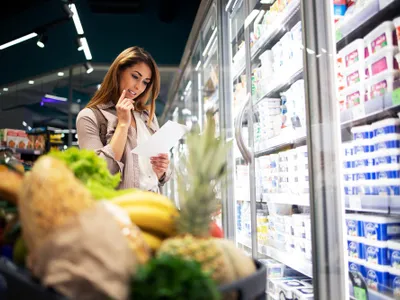 Clientă în supermarket - Foto: Freepik (rol ilustrativ)