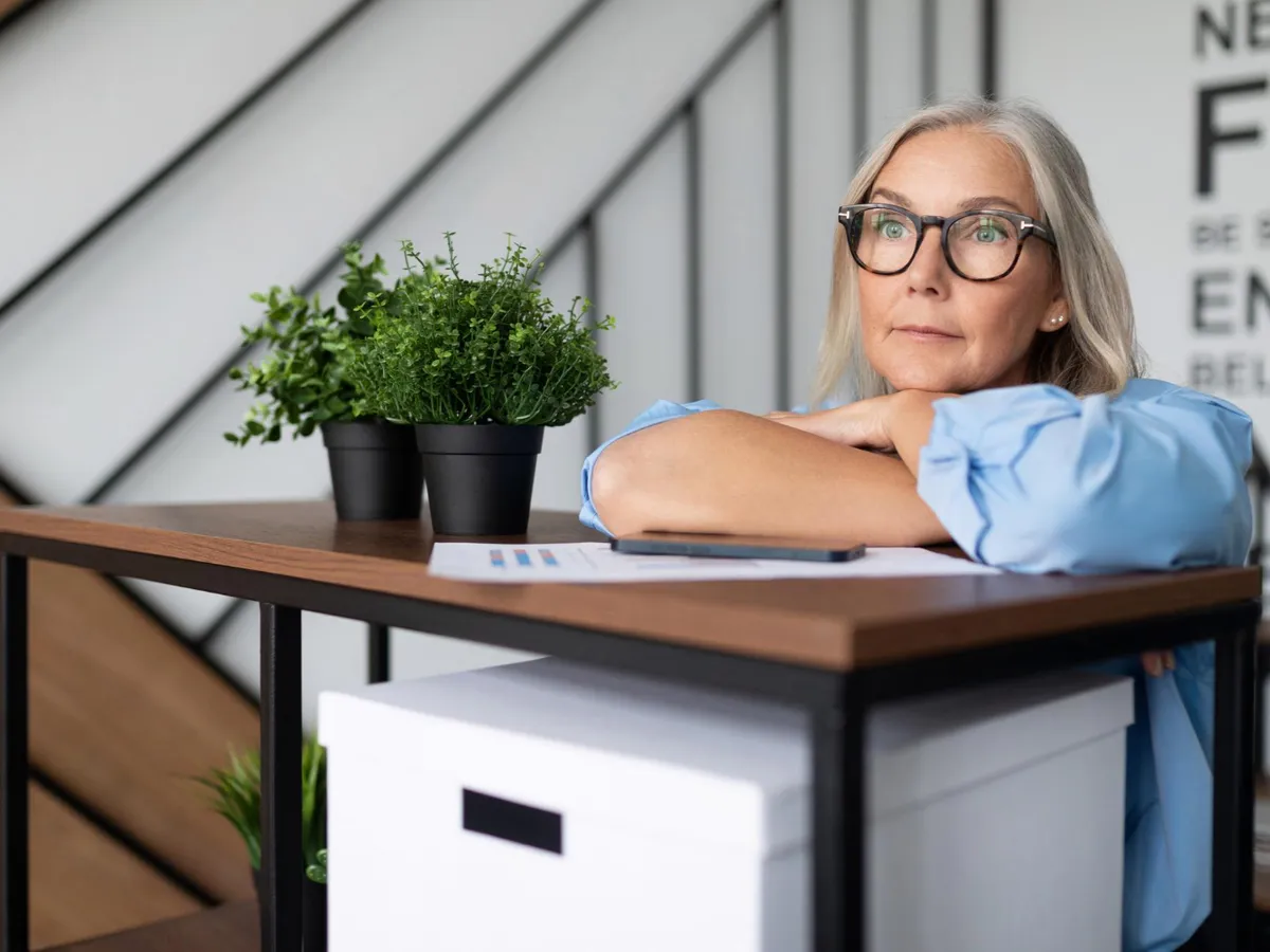 Pensionară la birou - Foto: Freepik