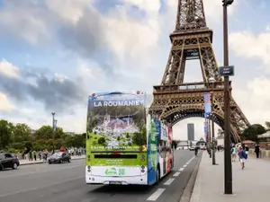 România, promovată ca destinație turistică pe autobuze și panouri din Paris. Preț: 111.000 euro - Foto: MEAT