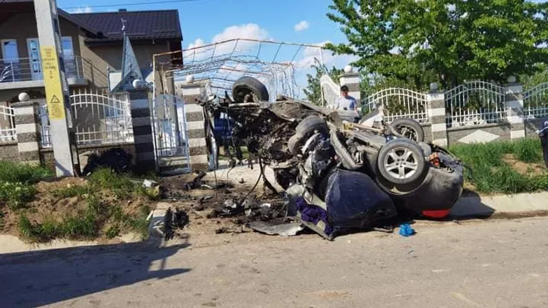 Ce a rămas dintr-o mașină care s-a înfipt cu 140 km/h într-un cap de pod. „Pilotul” a scăpat. / Foto: Info Trafic 24, Facebook