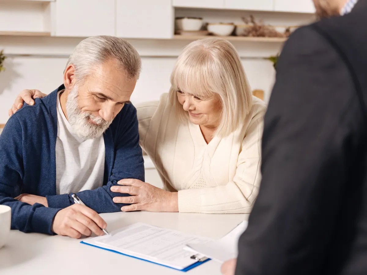 Pensionari la pensie semnează acte - Foto: Freepik