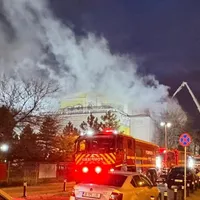 Teatrul Masca din București, în flăcări. Pompierii intervin în forță cu 12 autospeciale - Foto: observatornews.ro