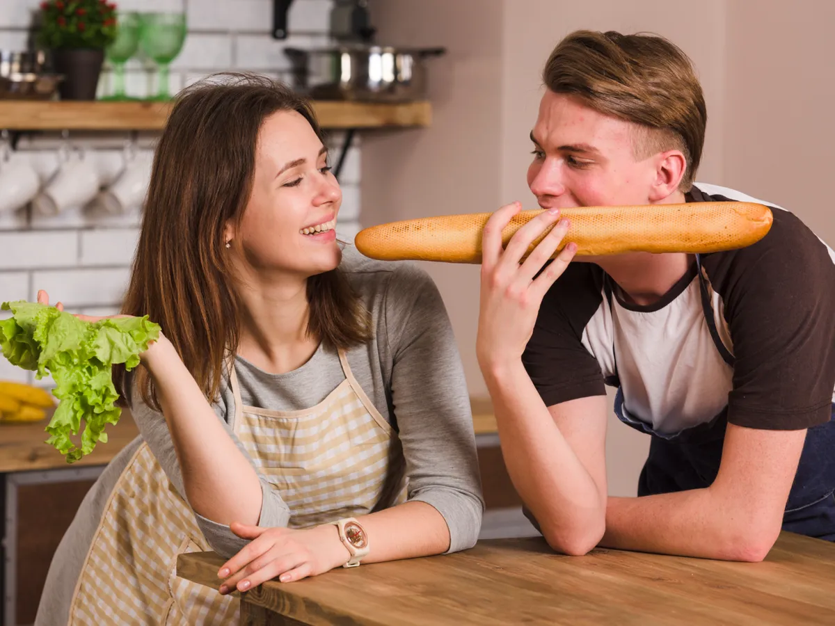 Cuplu care vrea să mănânce o pâine - Foto: Freepik (Imagine cu rol ilustrativ)