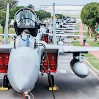 FOTO Japonia mută 40 avioane de 3.200.000.000$ pe o șosea de teama unui tsunami. Care a fost logica? - Foto: Twitter