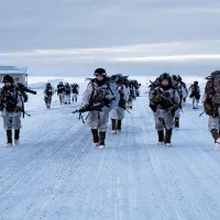 FRONTUL RECE Soldații americani din Alaska iau parte la o sarcină care îi ajută să opereze cu succes în condiții îndepărtate și extreme de iarnă arctică